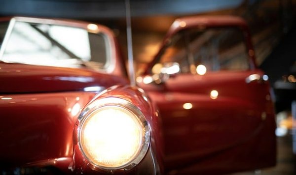 Comment entretenir les phares en verre d'une voiture ancienne pour une meilleure visibilité nocturne ?