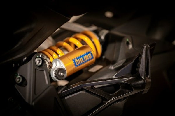 Comment installer et régler un amortisseur de direction sur une moto ?